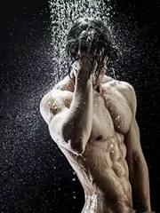 韩国肌肉帅哥全裸淋浴诱人湿身照