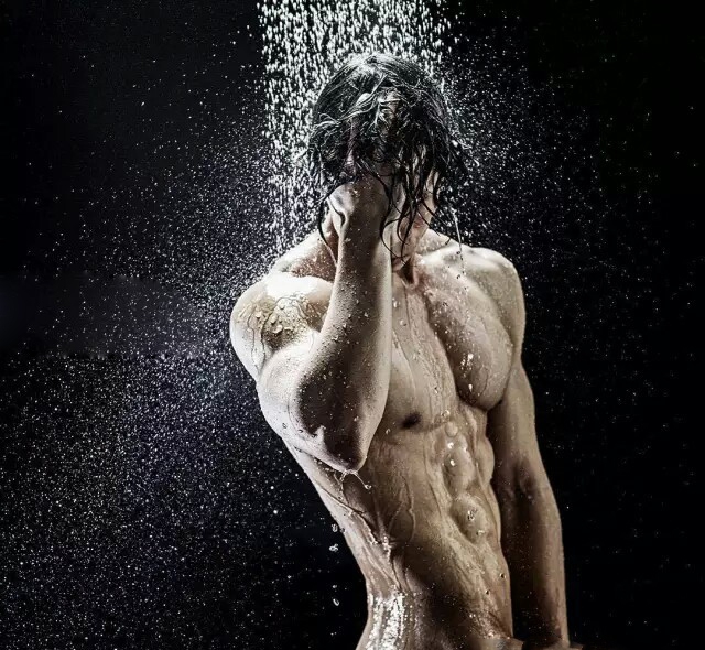点击大图看下一张：韩国肌肉帅哥全裸淋浴诱人湿身照