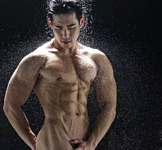 点击大图看下一张：韩国肌肉帅哥全裸淋浴诱人湿身照