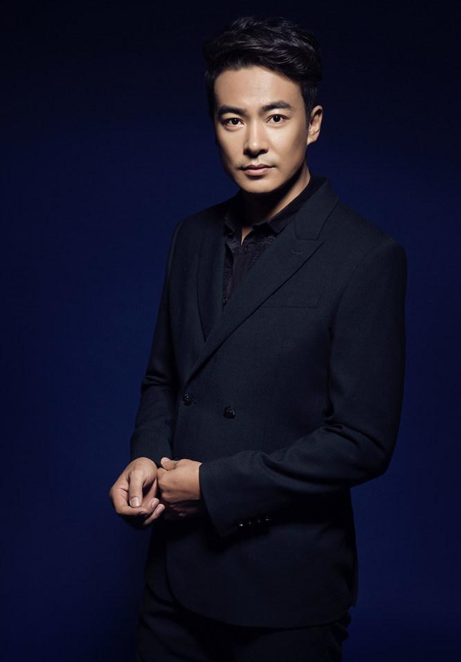 点击大图看下一张：于波新写真曝光 颜值逆生长展熟男魅力