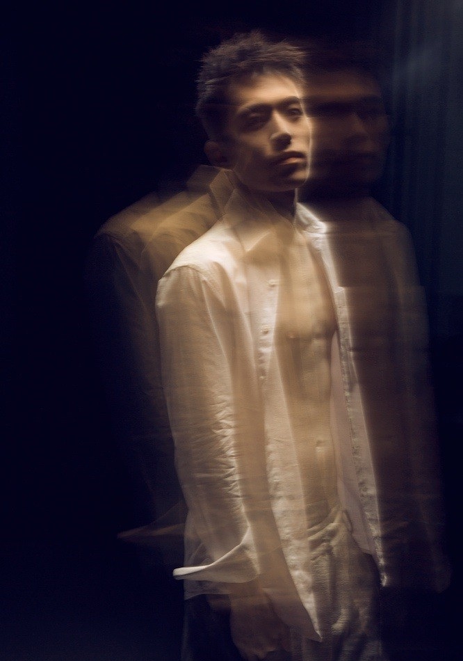 点击大图看下一张：陈希郡肌肉照 半裸性感展现成熟男魅力