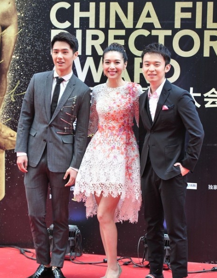 点击大图看下一张：刘昊然穿西装照片