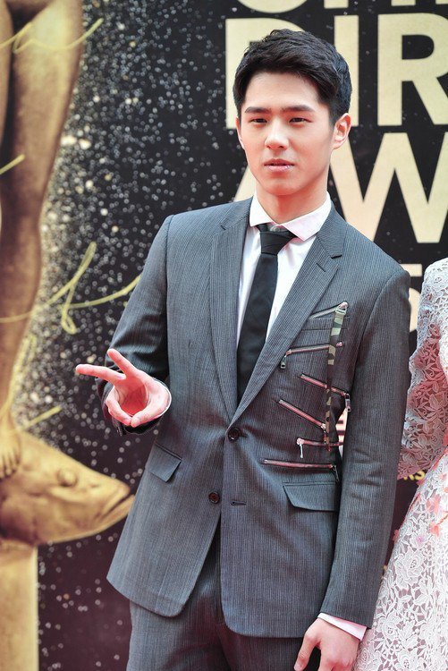 点击大图看下一张：刘昊然穿西装照片