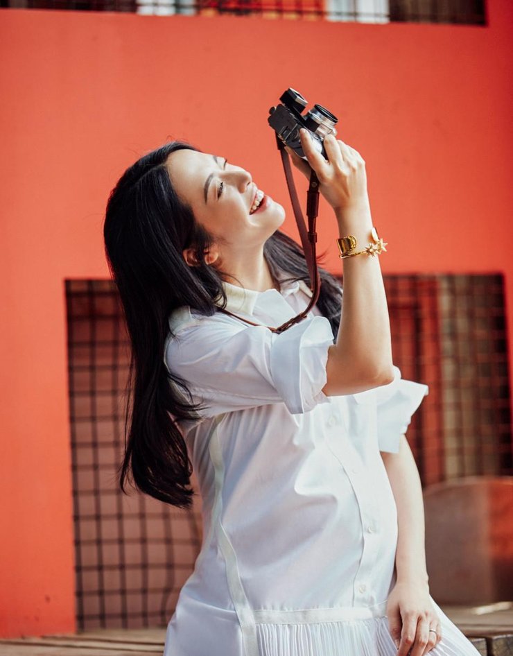 点击大图看下一张：姚晨当街炫腹不停 小露香肩孕味清新