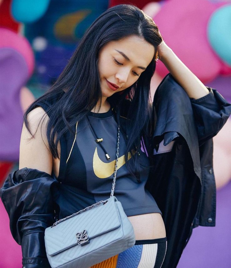 点击大图看下一张：姚晨当街炫腹不停 小露香肩孕味清新