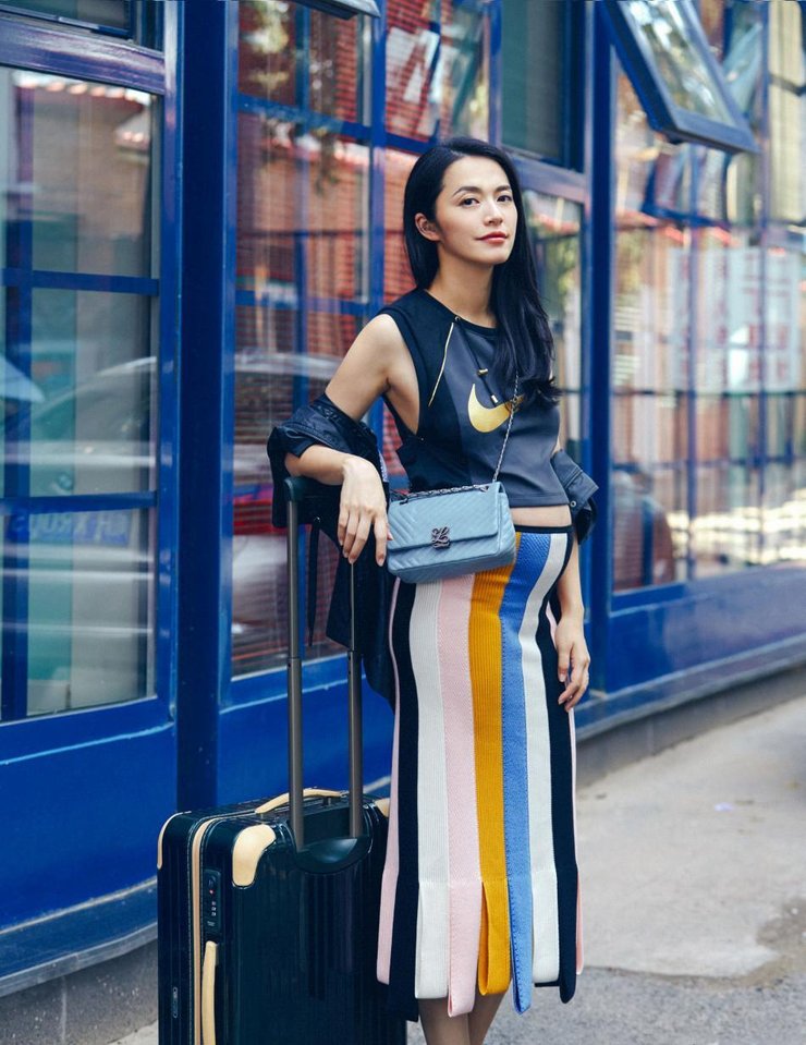 点击大图看下一张：姚晨当街炫腹不停 小露香肩孕味清新