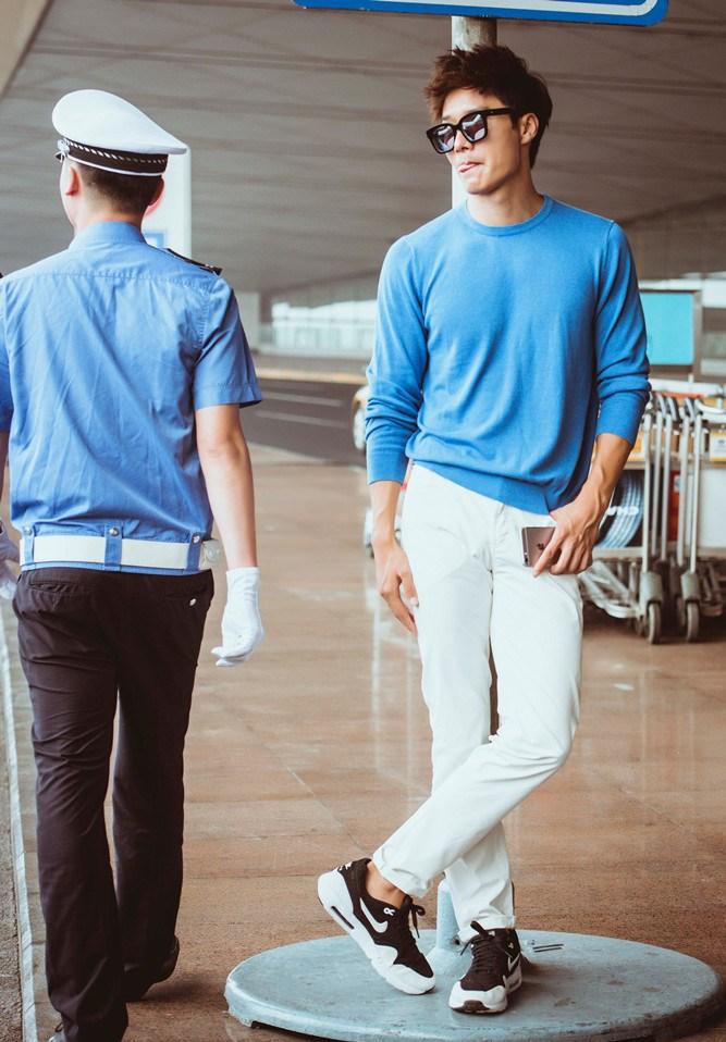 点击大图看下一张:有身材任性!李泰最新机场街拍