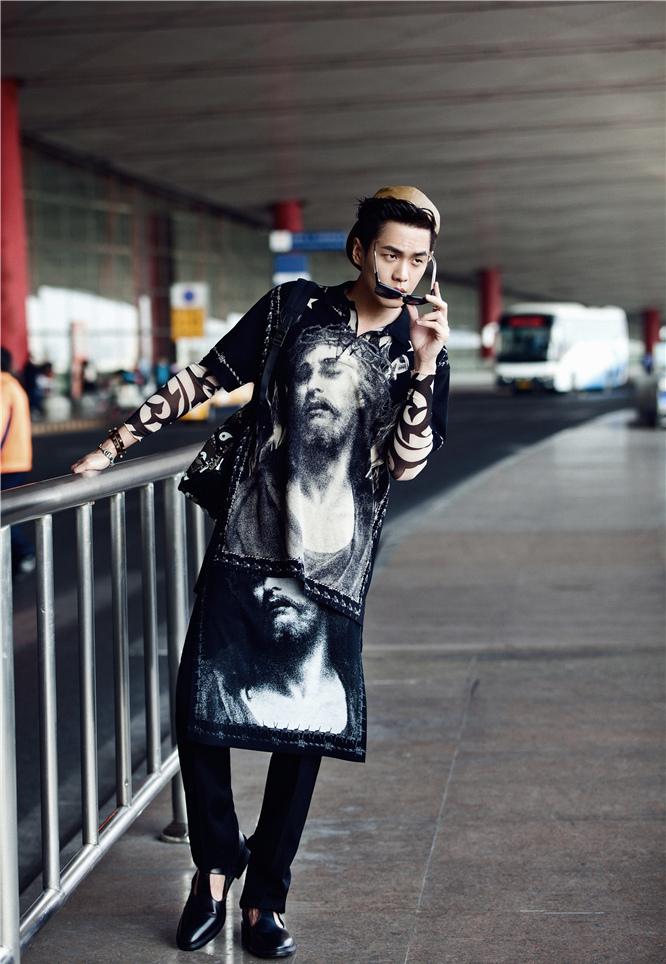 点击大图看下一张：张若昀街拍曝光 黑超短裙秀文艺复兴范儿