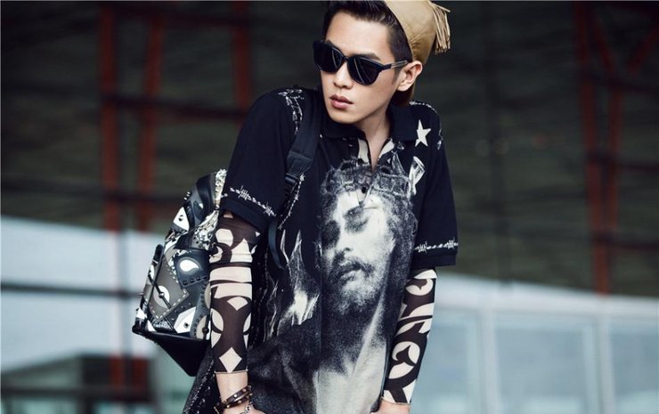 点击大图看下一张：张若昀街拍曝光 黑超短裙秀文艺复兴范儿