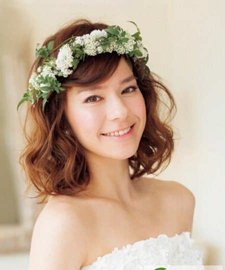 点击大图看下一张：戴上幸福花环的新娘发型图片