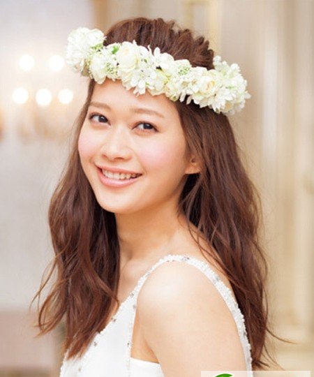 点击大图看下一张：戴上幸福花环的新娘发型图片