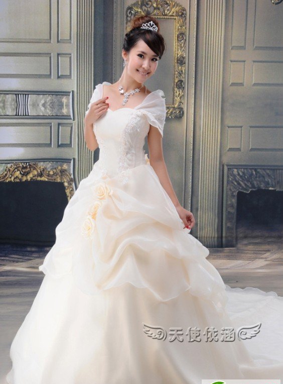 点击大图看下一张：韩式婚纱照新娘发型图片