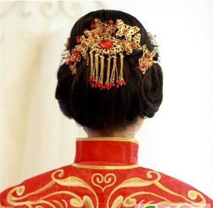 点击大图看下一张：中式婚礼新娘发型图片