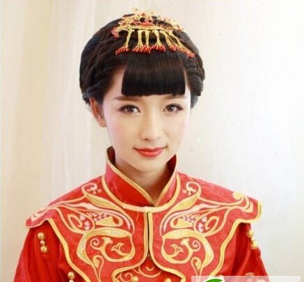 点击大图看下一张：中式婚礼新娘发型图片