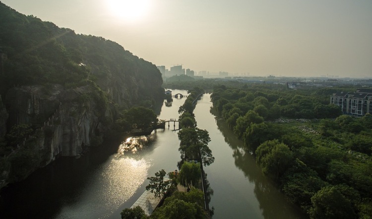 点击大图看下一张:山水盆景-东湖