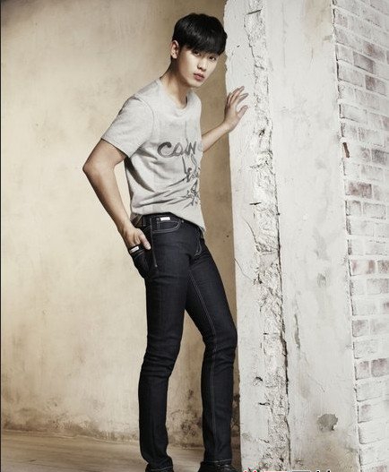 点击大图看下一张：金秀贤最新写真图片 长腿帅哥牛仔风尚帅气带感