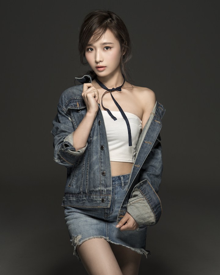 点击大图看下一张：付乐莹牛仔写真展英气