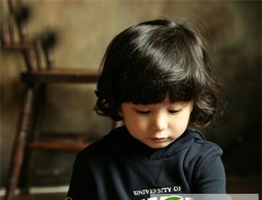 点击大图看下一张：最流行的男宝宝发型　打造酷帅小潮童