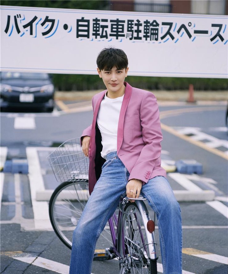 点击大图看下一张：孙坚曝元气男神写真 深情双眸展暖男质感