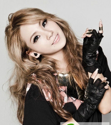 点击大图看下一张：CL李彩麟灰色金色染发 韩国最帅Rapper女王李彩麟发型发色盘点