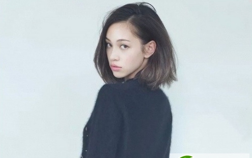 点击大图看下一张:水原希子时尚短发 短发女生也可以性感可爱