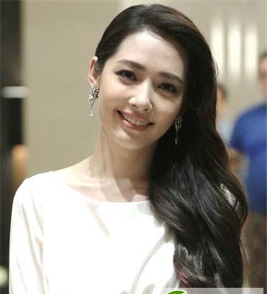 点击大图看下一张：台湾氧气美女郭碧婷甜美发型 不一样的优雅fashion