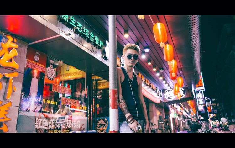 点击大图看下一张:夜深的徘徊