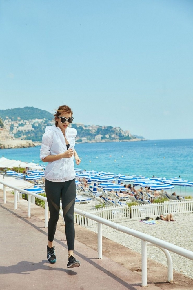 点击大图看下一张:张俪高难度动作 俏皮发型配超级好身材