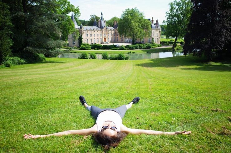 点击大图看下一张:张俪高难度动作 俏皮发型配超级好身材