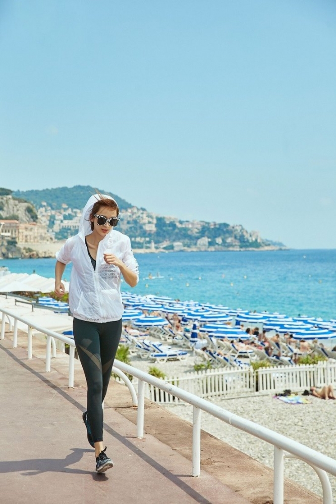 点击大图看下一张：张俪高难度动作 俏皮发型配超级好身材