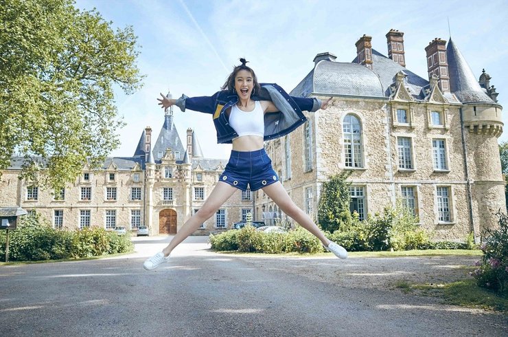 点击大图看下一张:张俪高难度动作 俏皮发型配超级好身材