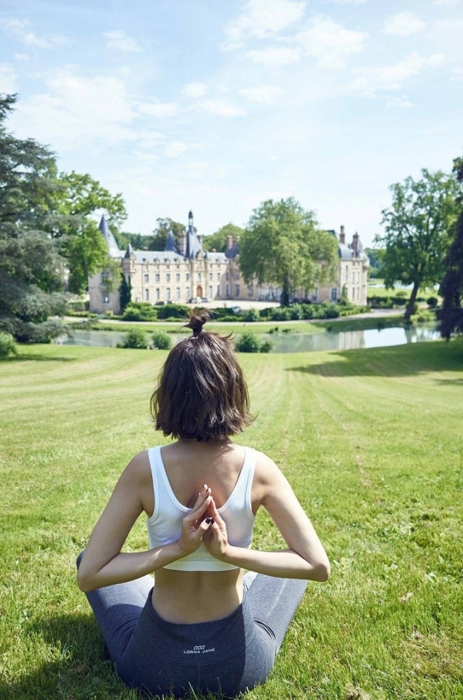 点击大图看下一张：张俪高难度动作 俏皮发型配超级好身材
