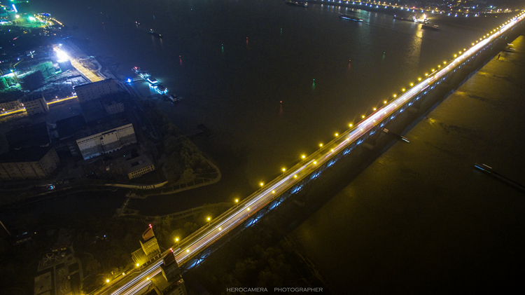 点击大图看下一张：The night of Nanjing