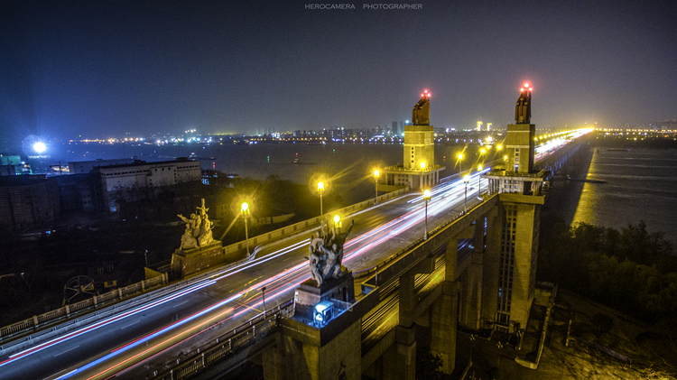 点击大图看下一张：The night of Nanjing