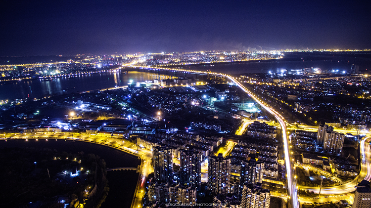 点击大图看下一张：The night of Nanjing