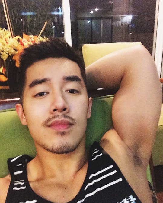 点击大图看下一张：肌肉男的图片