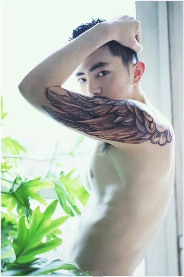 点击大图看下一张：纹身的男人丹增朗杰