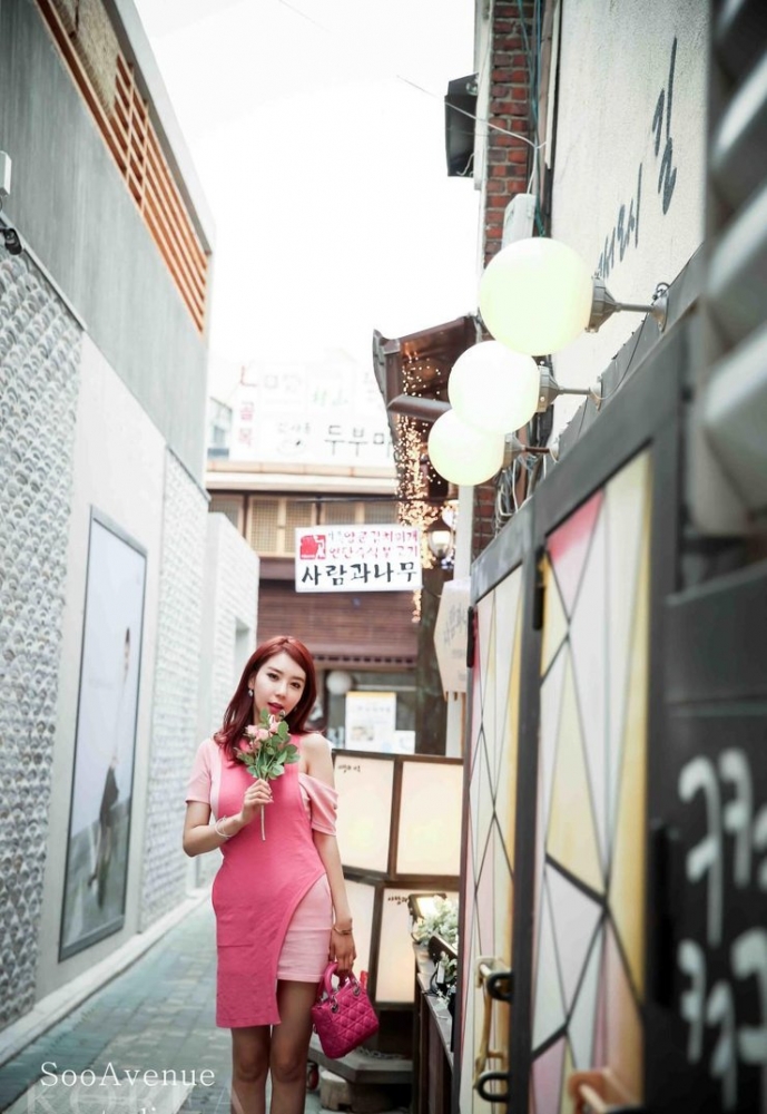 点击大图看下一张：侯伊荻夏日写真 粉红灵动游走首尔街头