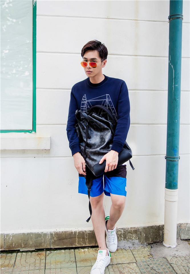 点击大图看下一张：张若昀少年进行时 漫步街头变韩系漫撕男