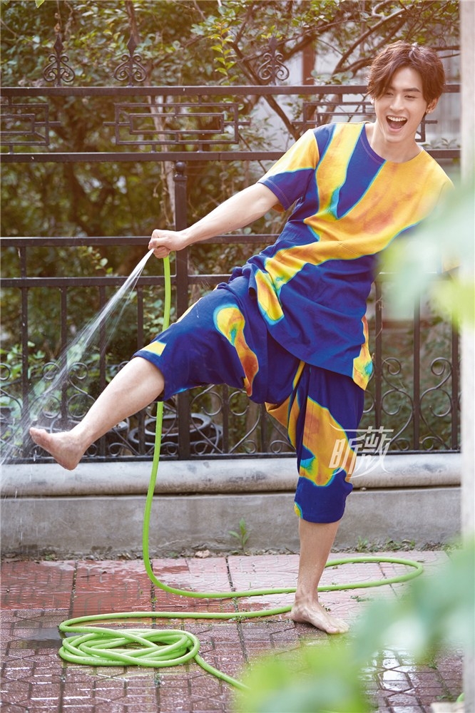 点击大图看下一张：张哲瀚时尚大片曝光 变身邻家大男孩