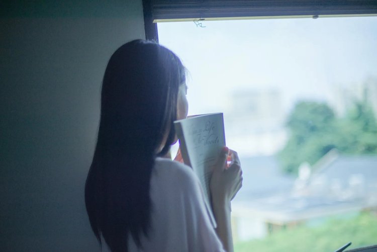 点击大图看下一张：看书女孩儿