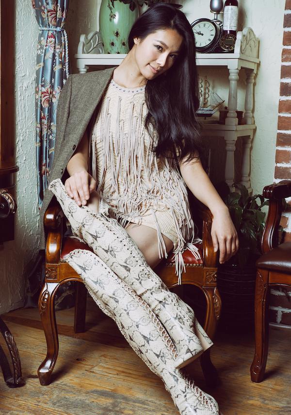 点击大图看下一张：于娜秋日写真大片 率真洒脱中夹杂不羁