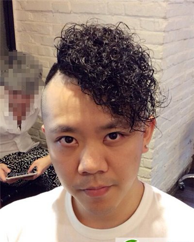 点击大图看下一张:你见过如此雷人的发型吗 盘点最另类的男生发型