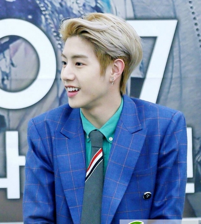 点击大图看下一张:最新型男染发颜色大全 潮流男生短发染发发型图片