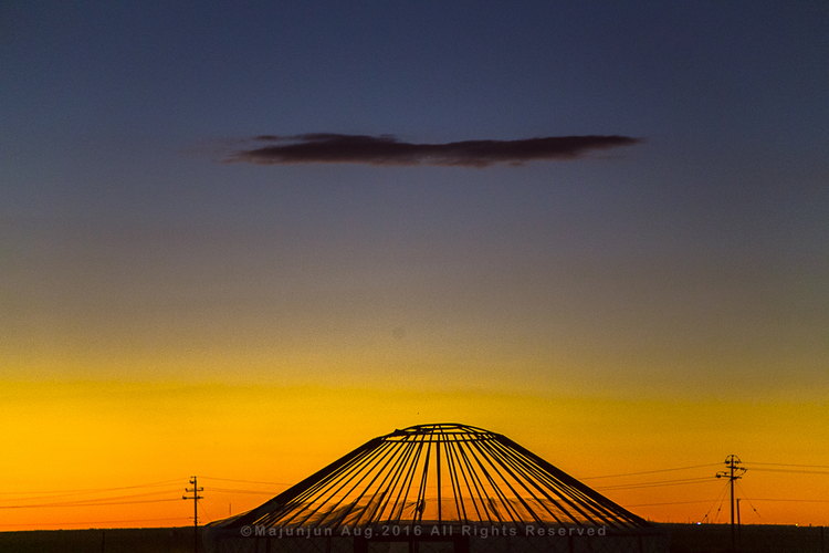 点击大图看下一张：苏尼特二日
