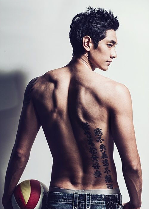 点击大图看下一张：韩国男排金耀涵图片 八块腹肌+霸气纹身帅到爆