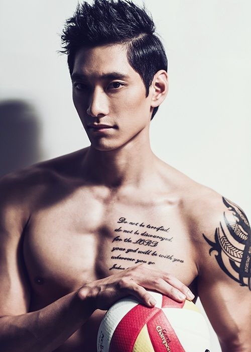 点击大图看下一张:韩国男排金耀涵图片 八块腹肌+霸气纹身帅到爆