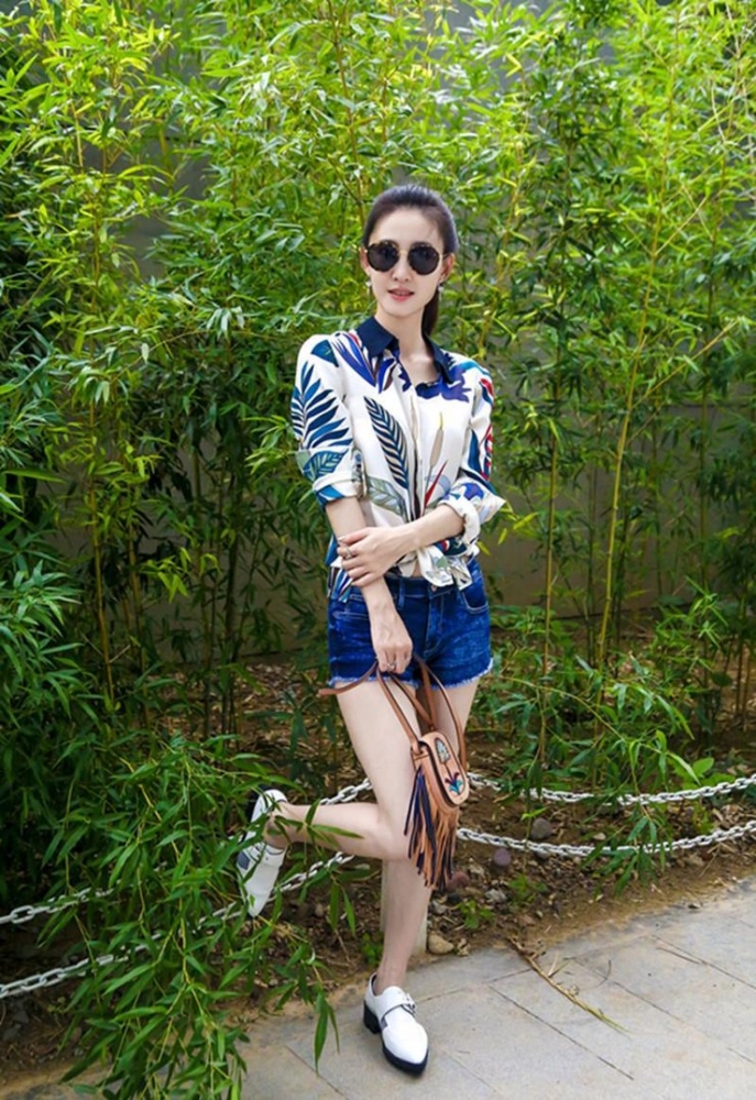 点击大图看下一张:王丽坤秋日休闲街拍 素颜女神清新灵动