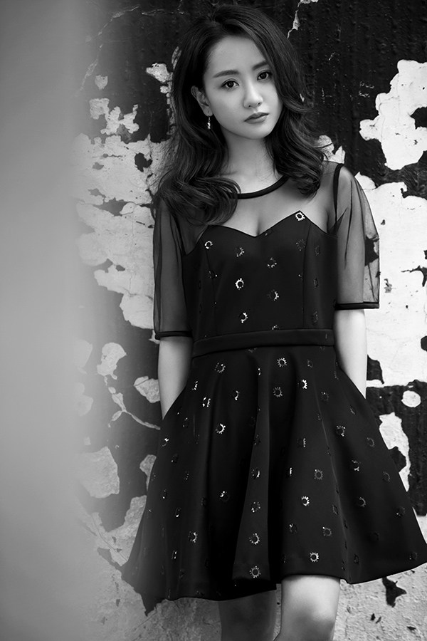 点击大图看下一张：杨蓉复古写真曝光 小露酥胸