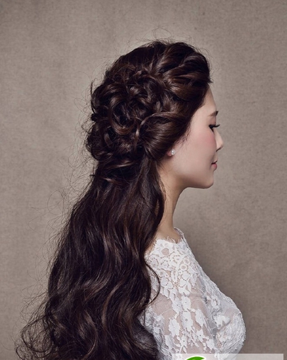 点击大图看下一张：2016圆脸新娘显瘦发型 法式气质半扎发新娘头